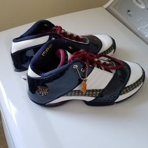 Men's adida
Basketball
shoes